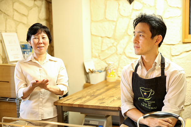 店主・焙煎士 栢沼 良行さん(右)、奥さまの香織さん(左)